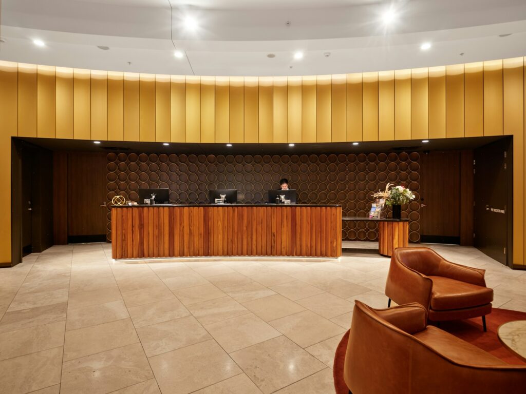 Comptoir de réception d'un hôtel de luxe
