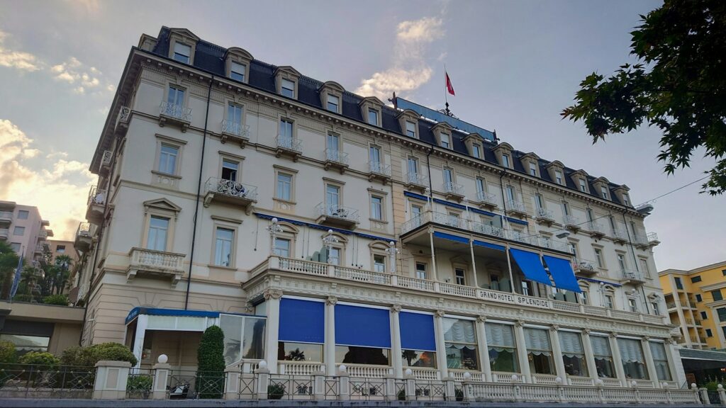 Façade d'un grand hôtel de style Belle Époque