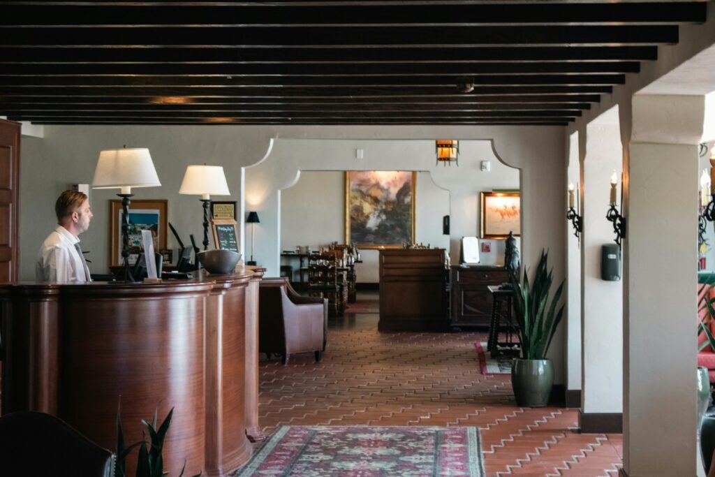 Réceptionniste accueillant les clients dans le hall d'un hôtel