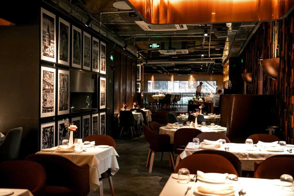 Salle de restaurant gastronomique avant le service