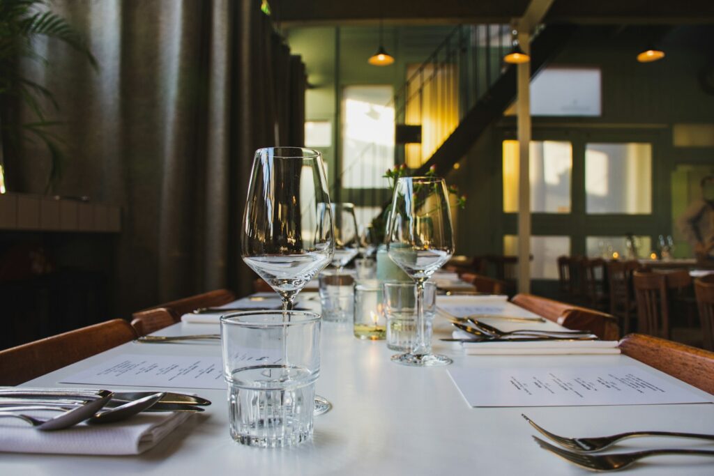 Table dressée dans une salle de restaurant gastronomique